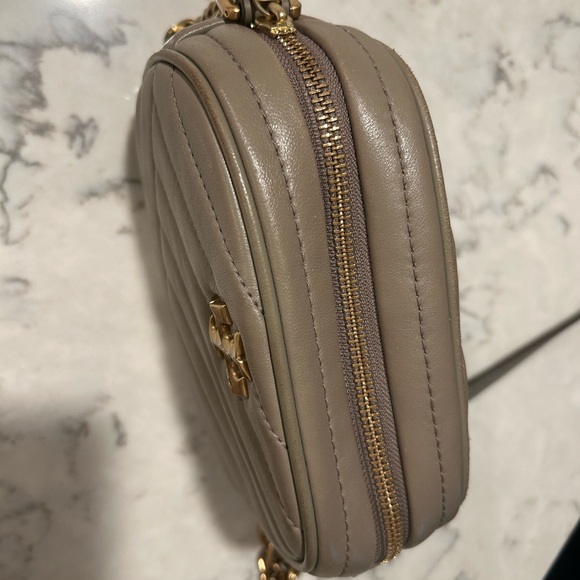 Tory Burch Small Kira Chevron Camera Bag - Picture 8 of 10